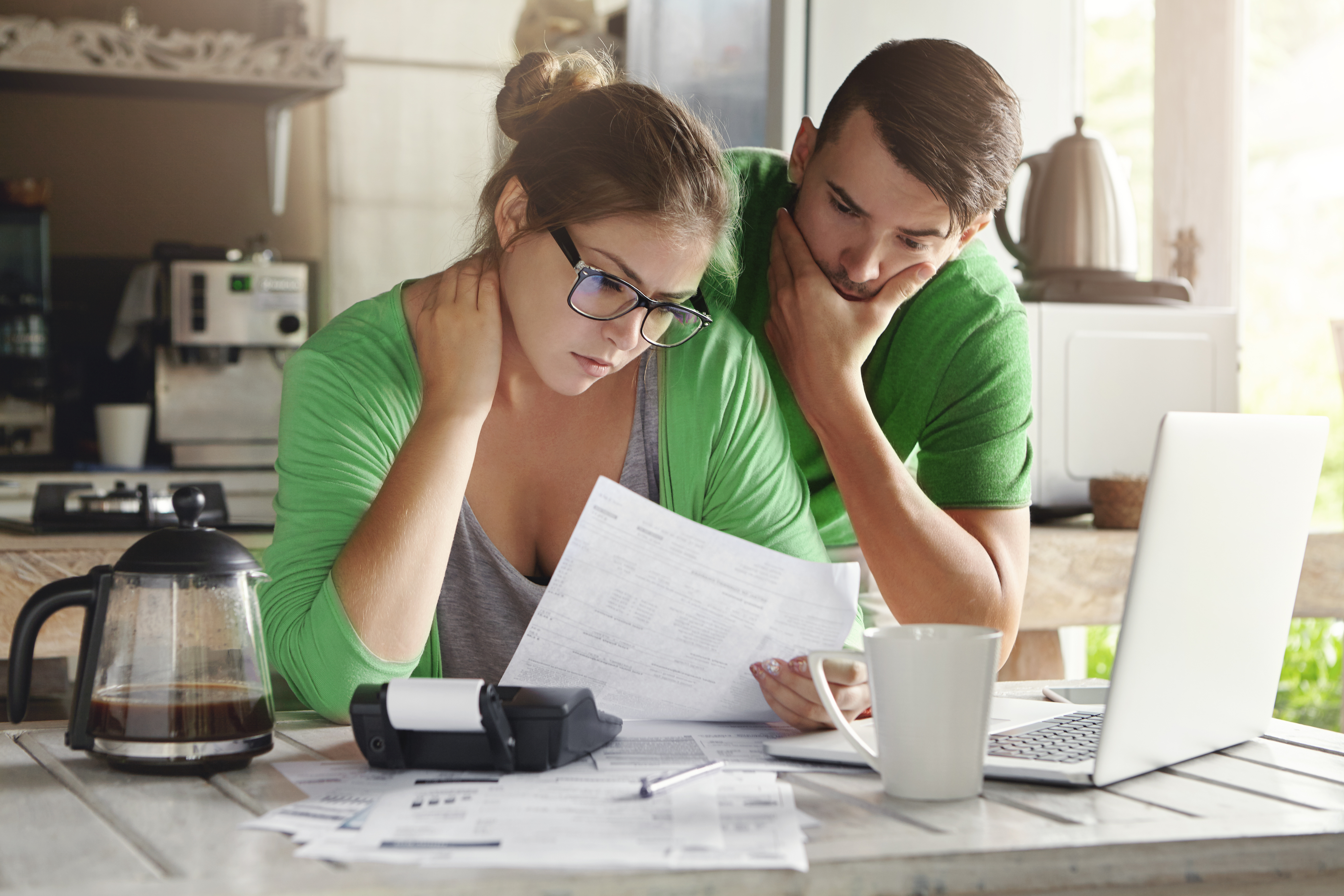 casal com problemas de dívidas calculando as contas do mês