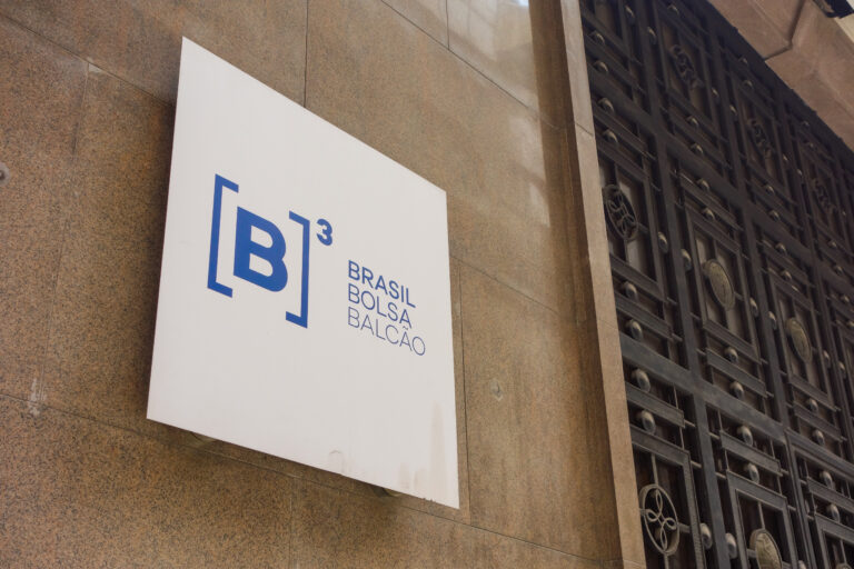 Placa da B3, bolsa de valores do Brasil, em prédio comercial em São Paulo