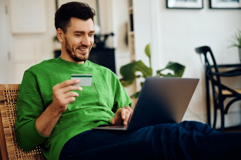 comprador sorrindo pois os juros do cartão de crédito são baixos