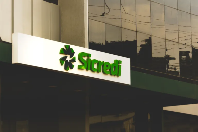 Fachada do Sicredi representando o programa Sicredi Fique no Verde