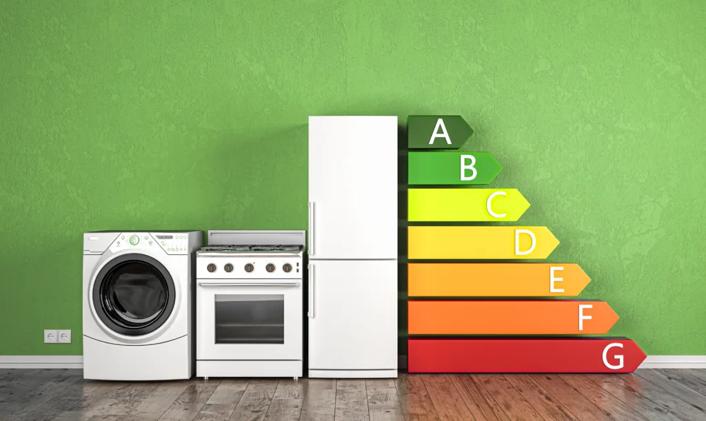 imagem com electrodomésticos alinhados ao lado de Tabela de Consumo eléctrico representando a importância de economizar energia em casa.